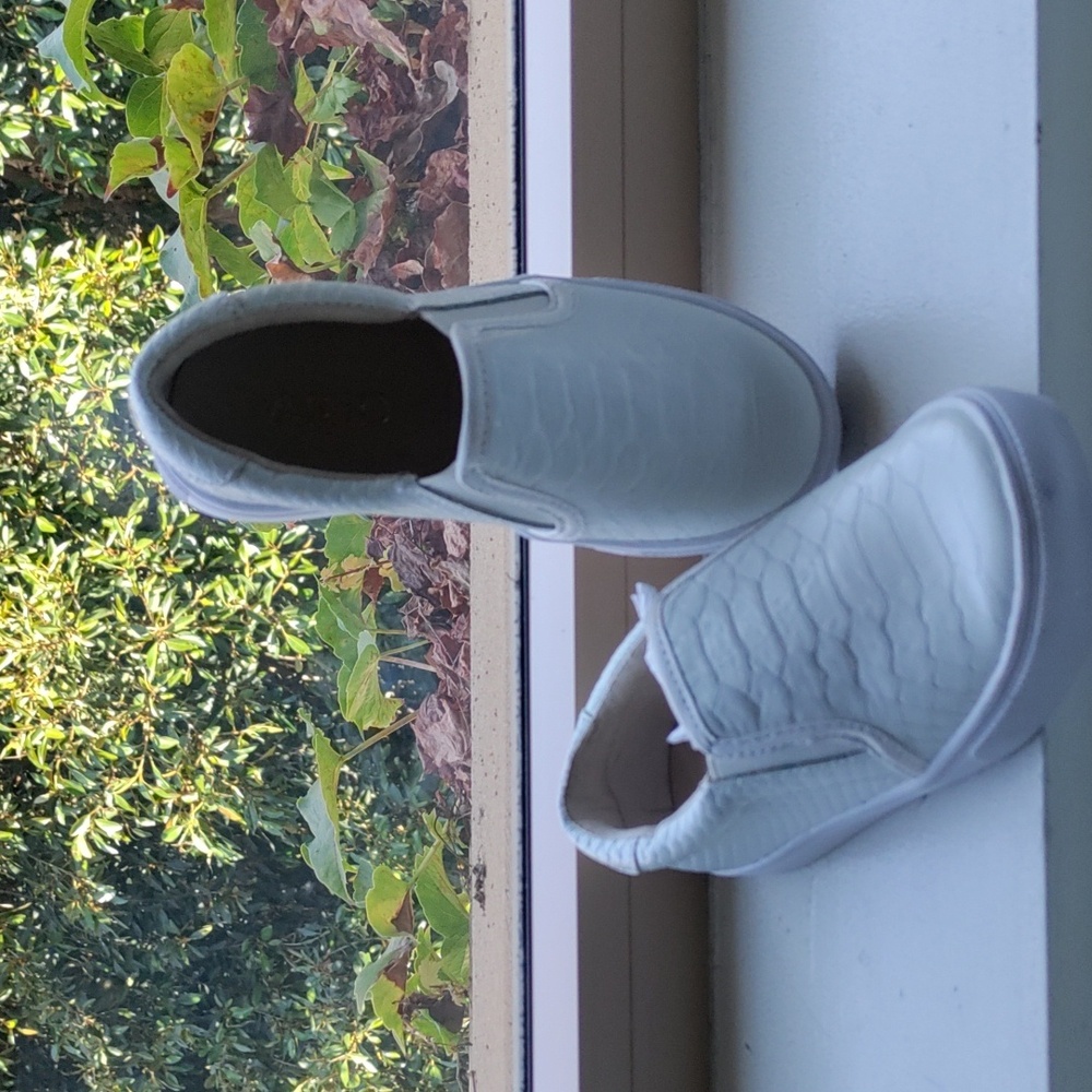 NWOT AKID Kids Leather Slip-Ons kids size 10c